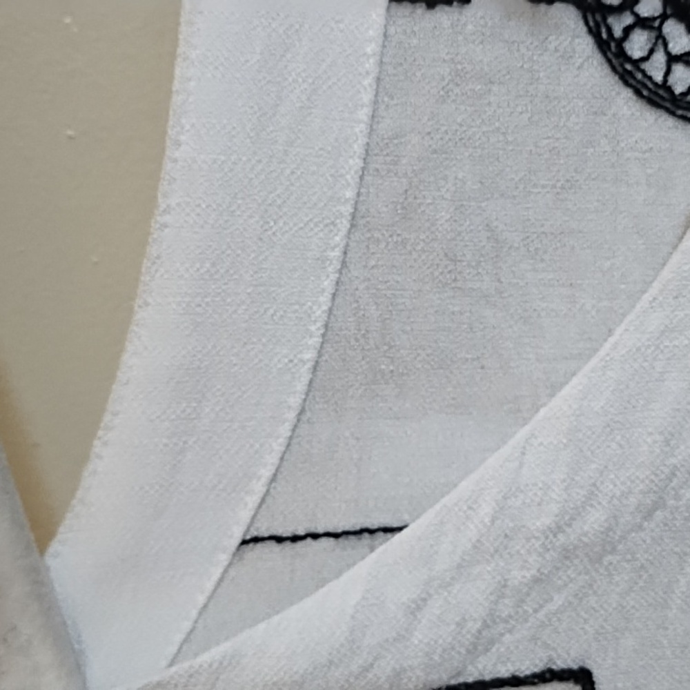 EMBROIDERED BLACK&WHITE SHIRT,SIDE SLITS WITH SQUARE BUTTONS-PERFECT CONDITION - Picture 3 of 11